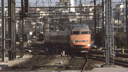 Un TGV sortant de la gare Saint-Charles à Marseille, en mars 1988. (CHRISTIAN SAPPA / GAMMA-RAPHO / GETTY IMAGES)