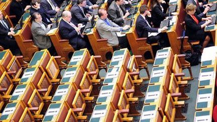 Les députés socialistes hongrois ont quitté le parlement, le 11 mars 2013, lors du vote sur la réforme constitutionnelle. (AFP)