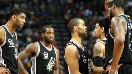 Les Spurs avec, autour de Tony Parker, LaMarcus Aldridge, Danny Green, Kawhi Leonard et Tim Duncan  (MIKE BROWN / EFE)