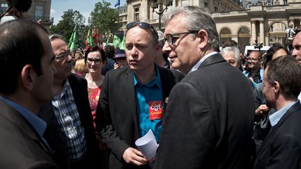 Denis Gravouil (C), secrétaire national de la CGT-Spectacle, et le secrétaire général du Parti Communiste Français, Pierre Laurent (D), à la manifestation des intermittents du spectacle, place du Palais royal, le 16 juin 2014, à Paris.
 (NICOLAS MESSYASZ/SIPA)