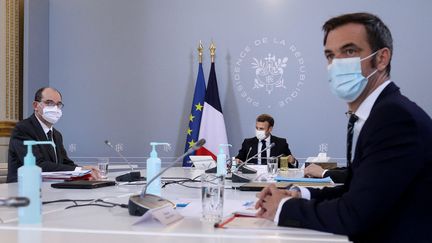 Jean Castex, Emmanuel Macron et Olivier Véran lors d'un Conseil de défense sanitaire à l'Elysée, le 12 novembre 2020. (MAXPPP)