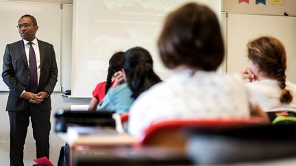 Le ministre de l'Education nationale Pap Ndiaye lors de la visite d'une école à Toulouse, le 2 septembre 2022. (LIONEL BONAVENTURE / AFP)