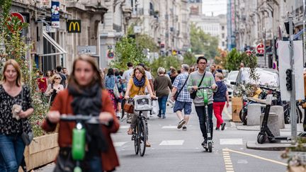 Des piétons, des cyclistes et des utilisateurs de trotinettes dans le centre ville de Lyon, le 28 septembre 2019.&nbsp; (KONRAD K./SIPA)