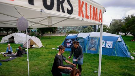 Un greviste de la faim, militant pour la défense du climat, se fait prendre la tension, près du Parlement allemand, à Berlin (Allemagne), le 13 septembre 2021. (AFP)