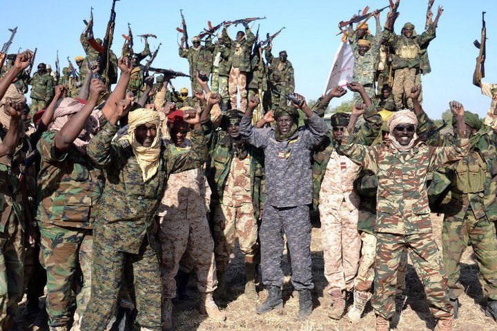 Des soldats tchadiens arrivent dans le village nigérian de Gambou le 1 février 2015 à la poursuite des combattants de Boko Haram qui se sont emparés de plusieurs localités nigérianes et camerounaises. (Photo AFP/Marle)