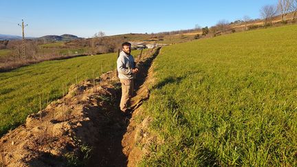 Clément, éleveur de brebis dans l'Ardèche, utlise une technique venue d'Australie pour retenir les eaux de pluie. (BORIS HALLIER / RADIO FRANCE)