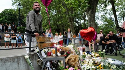 Des fleurs et des hommages le 9 juin 2023 dans le parc où l'attaque au couteau a eu lieu à Annecy (Haute-Savoie). (OLIVIER CHASSIGNOLE / AFP)