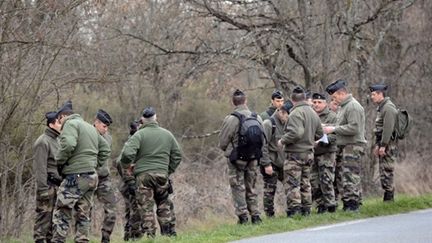 Recherches menées par les gendarmes pour tenter de retrouver Patricia Bouchon, le 17 février 2011, près de Bouloc (AFP/ERIC CABANIS)