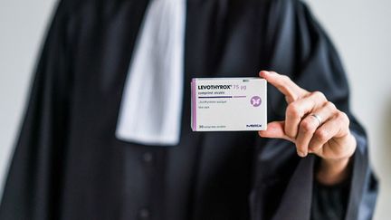 Une avocate brandissant une boîte de Levothyrox à Paris, le 5 octobre 2020. (VOISIN / PHANIE/ AFP)