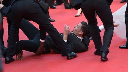 Bousculade sur le tapis rouge ce vendredi, lors de la projection de "Dragons 2"
 (ALBERTO PIZZOLI / AFP)