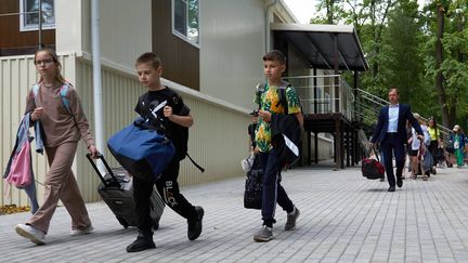 Des enfants évacués de Chebekino, dans la région de Belgorod (Russie), arrivent à Voronezh, le 31 mai 2023. (MIHAIL SERGEEV / SPUTNIK / SIPA)