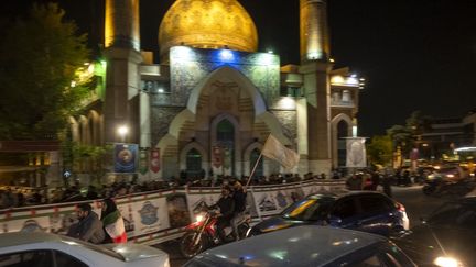 Des manifestants iraniens célèbrent à Téhéran (Iran) les tirs de drones et de missiles contre Israël, dans la nuit du 13 au 14 avril 2024. (MORTEZA NIKOUBAZL / NURPHOTO / AFP)