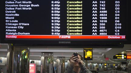 L'approche de l'ouragan Sandy a provoqu&eacute; l'annulation de 7 400 vols int&eacute;rieurs et internationaux les 28 et 29 octobre 2012, principalement dans les a&eacute;roports de New York, Washington et Philadelphie (Etats-Unis). (ADREES LATIF / REUTERS)