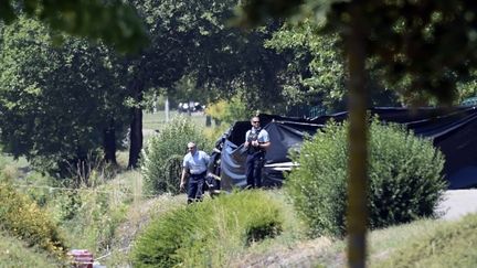 Les forces de s&eacute;curit&eacute; stationnent &agrave; l'entr&eacute;e du site d'Air Products &agrave;&nbsp;Saint-Quentin-Fallavier&nbsp;(Is&egrave;re), le vendredi 26 juin.&nbsp; (PHILIPPE DESMAZES / AFP)