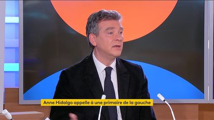 Arnaud Montebourg invité sur le plateau de franceinfo, le 8 décembre 2021, à Paris. (FRANCEINFO)