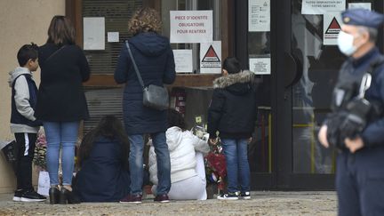 Le collège de Conflans-Sainte-Honorine samedi 17 octobre, au lendemain de l'assassinat d'un enseignant par décapitation. (BERTRAND GUAY / AFP)