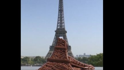 La Tour Eiffel en chocolat&nbsp;n'a pas tenu plus de 10 minutes avant de fondre complètement dans la fournaise du Trocadéo.&nbsp; (CBS)