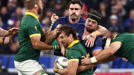 Le Sud-Africain Eben Etzebeth est pris en tenaille par le Français Gregory Alldritt, le 15 octobre 2023, au Stade de France, lors du quart de finale de la Coupe du monde de rugby. (ANNE-CHRISTINE POUJOULAT / AFP)