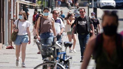 De passants portent le masque dans une rue de Strasbourg, le 21 mai 2020. (MAXPPP)