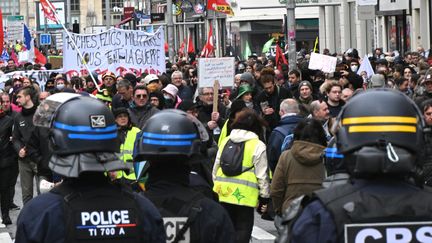 Des manifestants lors du onzième jour de mobilisation contre la réforme des retraites à Lille (Nord), le 6 avril 2023. (FRANCOIS LO PRESTI / AFP)