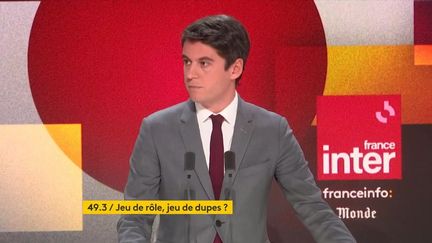 Gabriel Attal, ministre délégué aux Comptes publics, était l'invité de Questions politiques sur France Inter et franceinfo, le 23 octobre 2022.&nbsp; (CAPTURE ECRAN / FRANCEINFO)