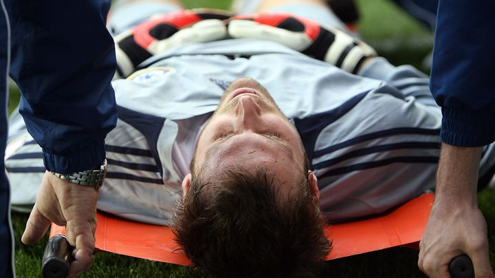 Le gardien de Chelsea Petr Cech est &eacute;vacu&eacute; du terrain apr&egrave;s une commotion c&eacute;r&eacute;brale, le 14 octobre 2006, lors d'un match &agrave; Reading (Royaume-Uni). (ADRIAN DENNIS / AFP)