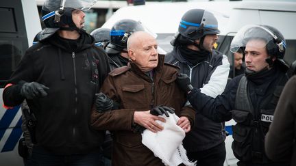 Le général Christian Piquemal, ancien commandant de la légion étrangère, arrêté par la police lors d'une manifestation anti-migrants interdite, le 6 février 2016 à Calais (Pas-de-Calais). (MANNONE CADORET / AFP)