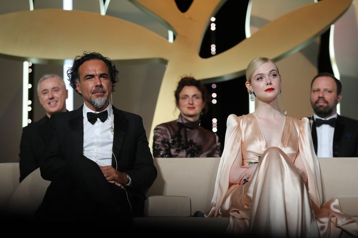 Alejandro Gonzalez Inarritu,&nbsp;président du jury du 72e Festival de Cannes, entouré d'une partie des jurés, avec Elle Fanning à sa gauche, lors de la cérémonie d'ouverture du festival le 14 mai.&nbsp; (VALERY HACHE / AFP)