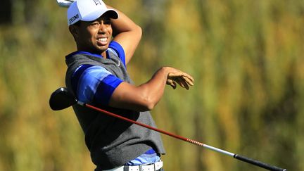 L'Am&eacute;ricain Tiger Woods lance son club &eacute;nerv&eacute; sur le 5e trou au tournoi du Chevron World Challenge &agrave; Thousand Oaks (Californie), le 2 d&eacute;cembre 2011. (LUCY NICHOLSON / REUTERS)