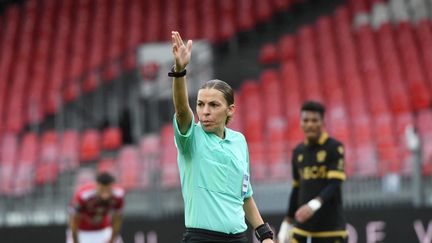 Stéphanie Frappart arbitre le match entre Stade Brestois et Nice pour le compte de la 20e journée de Ligue 1 Uber Eats, au stade Francis le Blé à Brest, le 9 janvier 2022.&nbsp; (NICOLAS CREACH / MAXPPP)