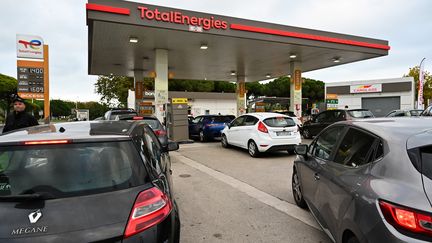 Une station-service le 5 octobre 2022. (PASCAL GUYOT / AFP)