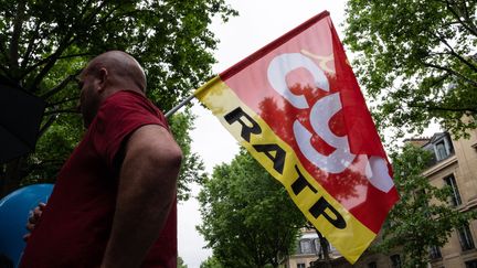 Un militant CGT RATP lors de la journée de mobilisation du 23 mai 2022 à Paris. (RICCARDO MILANI / HANS LUCAS / AFP)