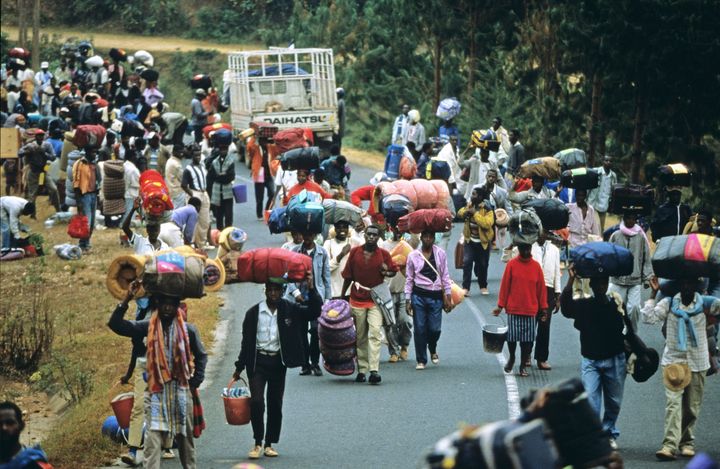 Exode de réfugiés sur une route du Rwanda en juillet 1994 à l'époque du génocide perpétré par des extrémistes hutus contre la population tutsie et des hutus modérés (JOS? NICOLAS / HANS LUCAS)