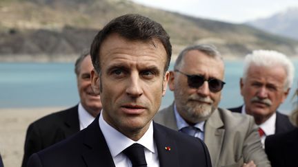 Le président Emmanuel Macron s'adresse aux journalistes à son arrivée à Savines-le-Lac (Hautes-Alpes), le 30 mars 2023. (SEBASTIEN NOGIER / POOL / EPA POOL / MAXPP)