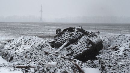 Un tank de l'arm&eacute;e ukrainienne d&eacute;truit &agrave; Uglegorsk le 9 f&eacute;vrier 2015. (DOMINIQUE FAGET / AFP)