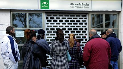 Des gens attendent devant une agence pour l'emploi espagnole, dans une banlieue de S&eacute;ville, en janvier 2012.&nbsp; (CRISTINA QUICLER / AFP)