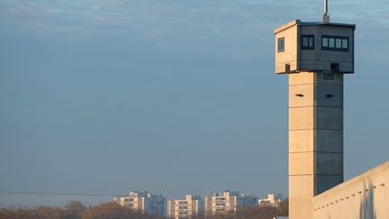 Un mirador de la prison de Nantes (Loire-Atlantique), dont un d&eacute;tenu s'est &eacute;vad&eacute; le 27 mars 2014. (JEAN-SEBASTIEN EVRARD / AFP)