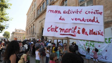 700 parents et 300 enfants, selon la police, se sont ensuite group&eacute;s devant la mairie de Marseille (Bouches-du-Rh&ocirc;ne)&nbsp;contre la mise en place diff&eacute;r&eacute;e des nouveaux rythmes scolaires, le 5 septembre 2014 (BORIS HORVAT / AFP)