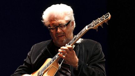 Larry Coryell au festival de jazz de San Sebastian, en Espagne, le 20 juillet 2012
 (Javier Etxezarreta / MaxPPP)