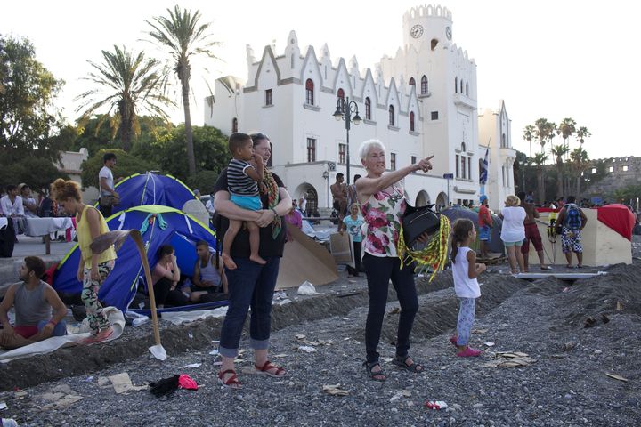 Rachel et Sue, deux Britanniques organisant une aide humanitaire, s'inqui&egrave;tent des vagues arrivant sur la plage o&ugrave; campent les migrants, le 21 ao&ucirc;t 2015 &agrave; Kos (Gr&egrave;ce). (BENOIT ZAGDOUN / FRANCETV INFO)