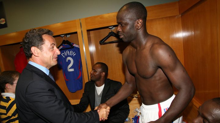 Nicolas Sarkozy salue Lilian Thuram dans les vestiaires du Stade de France, &agrave;&nbsp;Saint-Denis (Seine-Saint-Denis), apr&egrave;s un match contre l'Ukraine, le 2 juin 2007. (JEAN BIBARD / AFP)