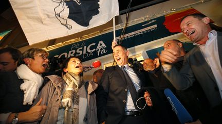 Les partisans et Gilles Simeoni (leader nationaliste) de "Pe a Corsica" heureux des résultats du premier tour des élections territoriales, le 3 décembre 2017. (PASCAL POCHARD-CASABIANCA / AFP)