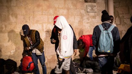 Des associations occupent l’église Saint-Ferréol de Marseille, pour protester contre les conditions de vie des mineurs isolés et réclamer un meilleur accueil par la municipalité. Le 12 juillet 2017. (FRANCK BESSIERE / HANS LUCAS / HANS LUCAS VIA AFP)