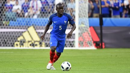 L'international français N'Golo Kanté, lors du match France-Roumanie, pendant l'Euro 2016, au Stade de France (Saint-Denis), le 10 juin 2016. (JEAN MARIE HERVIO / DPPI MEDIA / AFP)