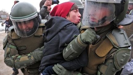 La police chilienne arrête un étudiant lors de manifestations contre le gouvernement, à Santiago, le 4 août 2011. (AFP - Claudio Santana)