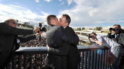 Vincent Autin et Bruno Boileau, premiers mariés homosexuels de France, s'embrassent sur un balcon devant la foule après la cérémonie, le 29 mai 2013 à l'hôtel de ville de Montpellier (Hérault). (GERARD JULIEN / AFP)