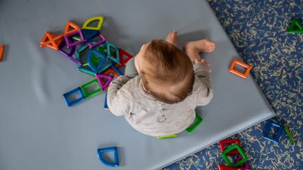 Un enfant dans une crèche, le 30 mars 2022. Image d'illustration. (XAVIER LEOTY / MAXPPP)