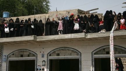 Des femmes de Taez fêtent le départ du président Saleh pour Riyad, où il se fait soigner (5 juin 2011) (AFP / Mohammed Huwais)