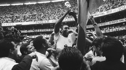 Pel&eacute; brandit le troph&eacute;e Jules Rimet lors de la victoire du Br&eacute;sil sur l'Italie (4-1), le 21 juin 1970, lors du Mondial, &agrave; Mexico (Mexique). (AP/SIPA / AP)