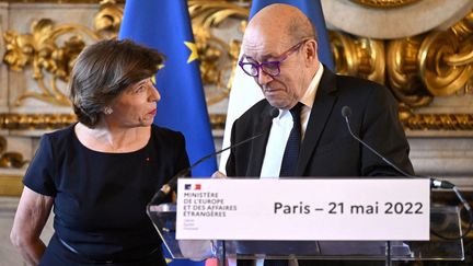 La ministre de l'Europe et des Affaires étrangères Catherine Colonna, aux côtés de son prédécesseur Jean-Yves Le Drian, lors de leur passation de pouvoirs au Quai d'Orsay, à Paris, le 21 mai 2022.&nbsp; (EMMANUEL DUNAND / AFP)